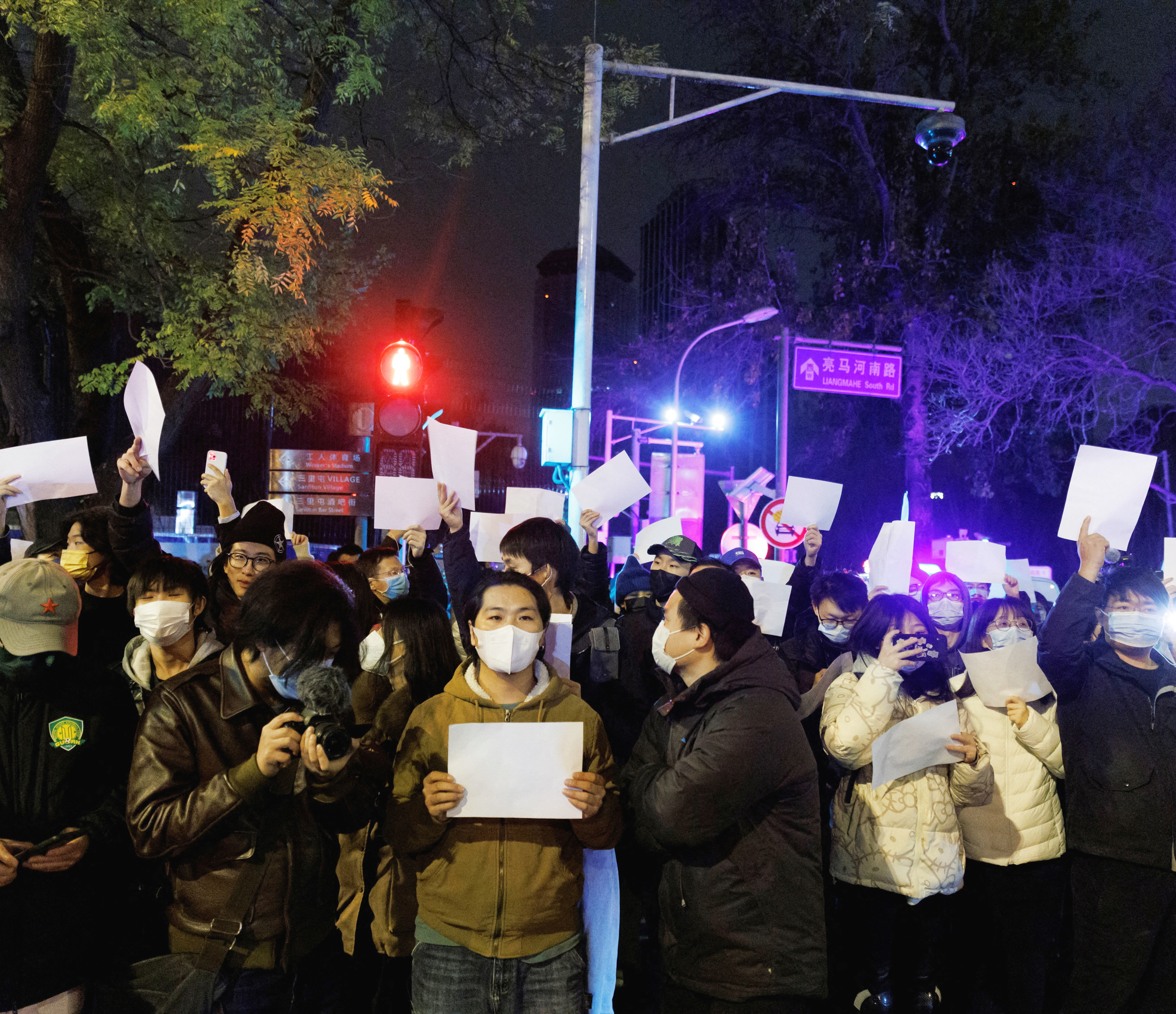 The Night of the White Paper Sheets